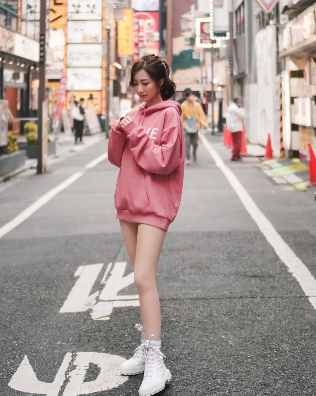 不少網民都大讚何依婷保養白滑長腿勁有心得！